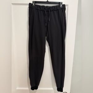 Women’s Black lululemon on the fly jogger